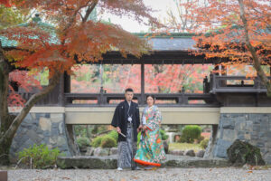 揚輝荘で和装ウェディングフォト　美しい紅葉と立ち姿　色打掛で前撮り