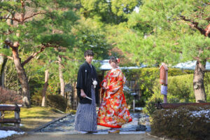 白鳥庭園でウェディングフォト　門の前で立つ新郎新婦