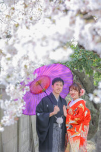 和装桜前撮り　ロケーションフォトウェディング　桜を見つめるふたり　photo by Nab