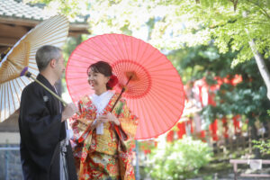 揚輝荘で色打掛ウェディングフォト和傘を持つ新郎新婦