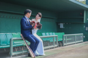 野球場で前撮り　野球グローブを持った新郎新婦　愛知ウェディングフォト