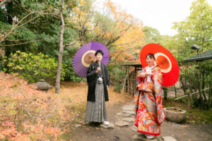 白鳥庭園で和装前撮りロケーション　紅葉ロケで和傘をさす