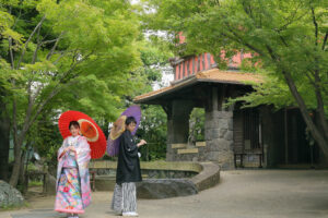 揚輝荘聴松閣で和装前撮り。和傘を持つ新郎新婦
