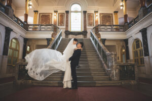 市政資料館でウェディングドレス前撮り　花嫁を抱っこ