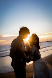 常滑りんくうビーチで洋装ウェディングフォト　海と夕日をバックにシルエット撮影　ロマンチックな写真
