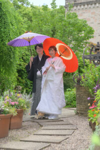 久屋大通庭園フラリエで和装フォトウェディング　和傘を持つ新郎新婦　大切なペットと一緒に前撮り