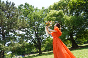 新緑の庄内緑地公園で前撮りロケーション　オレンジのドレスの花嫁