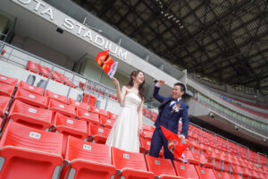 豊田スタジアムでウェディングドレス前撮り　貸切のメインスタンドから応援する新郎新婦