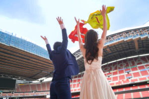 豊田スタジアムでウェディングドレス前撮り　メインスタンドから応援する新郎新婦