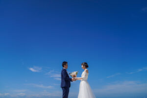 内海海岸で前撮りロケーションフォトウェディング　青空の下でプロポーズ