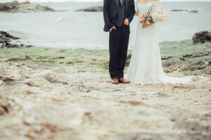 野間灯台で洋装ウェディングフォト　タキシードの花婿とマーメイドラインのウェディングドレスを着てドライフラワーのブーケを持つ花嫁