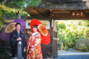 東山荘で和装ロケーションウェディングフォト　門の前で和傘をさす新郎新婦