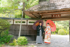 東山荘で和装ウェディングフォト　門の前で和傘をさす新郎新婦　和装ロケーション