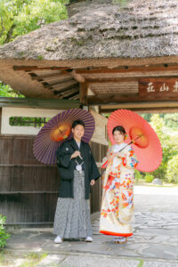 東山荘で和装ウェディングフォト　門の前で和傘をさす新郎新婦　名古屋で前撮り