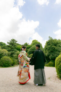 東山荘で和装ウェディングフォト　緑に囲まれて手を繋ぐ新郎新婦　名古屋のロケ地