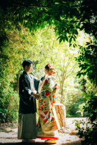 東山荘で和装ウェディングフォト　緑の中で見つめ合う新郎新婦　和装前撮り