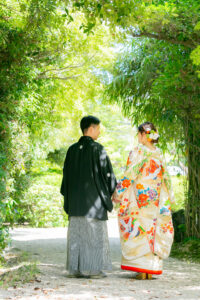 東山荘で和装ウェディングフォト　手を繋ぐ新郎新婦の後ろ姿　名古屋で前撮り