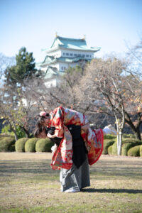 名古屋城をバックにしゃちほこおんぶ和装前撮りおもしろポーズ
