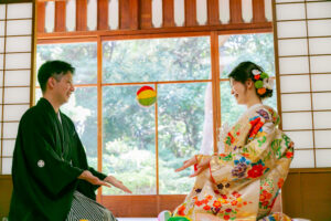 東山荘で和装ウェディングフォト　紙風船で遊ぶ新郎新婦　人気の撮影小物