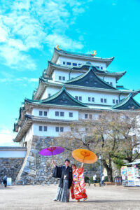 和装前撮り　名古屋城でロケーションフォトウェディング　名古屋城バックにふたりで和傘　photo by Kur