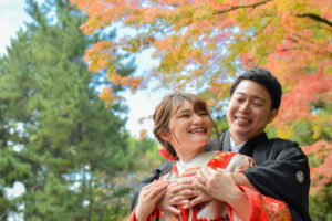 和装前撮り　紅葉が色づく名古屋城でロケーションフォトウェディング　後ろからハグ　photo by Kur