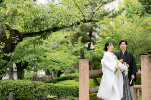 名古屋の中村公園桐蔭茶席でウェディングフォト　橋のたもとに立つ和装花嫁