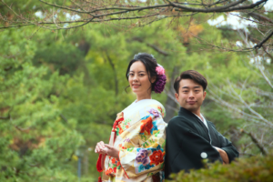 中村公園で和装ウェディングフォト　　　緑を背景にポーズを決める新郎新婦　名古屋で前撮り