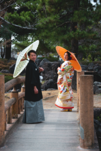 中村公園で和装ウェディングフォト　橋の上で和傘をさす新郎新婦　色打掛で前撮り