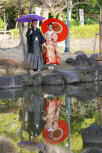 和装前撮り　池の水面に映る和傘をさした新郎新婦　中村公園桐蔭茶席　photo by Koe　