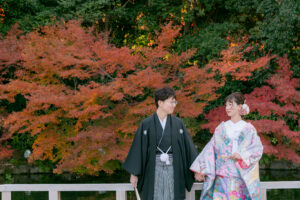 徳川園で和装ウェディングフォト　紅葉をバックに手を繋ぐ新郎新婦　名古屋前撮り