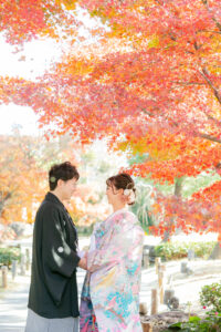 徳川園で和装ウェディングフォト　笑顔で見つめ合う新郎新婦　紅葉が美しい徳川園
