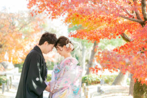 徳川園で和装ウェディングフォト　紅葉に囲まれておでこコツン　人気の前撮りポーズ
