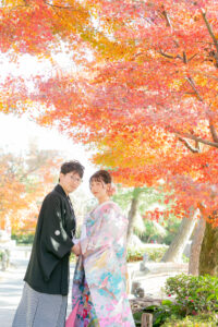 徳川園で和装ウェディングフォト　紅葉が美しい木の下で手を取り合う新郎新婦　名古屋前撮り