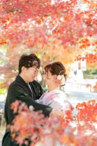徳川園で和装ウェディングフォト　紅葉に囲まれた新郎新婦　花嫁ヘア