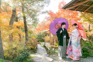 徳川園で和装ウェディングフォト　和傘を持ち見つめ合う新郎新婦　紅葉前撮り