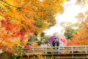徳川園で和装ウェディングフォト　橋の上で和傘を持つ新郎新婦　紅葉に囲まれて前撮り