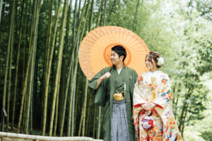 東山宗節庵で和装ウェディングフォト　竹林の前を和傘を持ち散歩する新郎新婦　ボールブーケ　