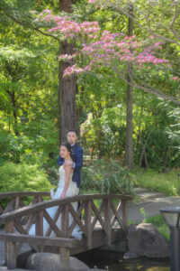 久屋大通庭園フラリエで洋装フォトウェディング　園内にある橋の上で撮影　名古屋で前撮り