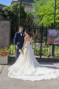 久屋大通庭園フラリエで洋装フォトウェディング　新婦を優しく見つめる新郎　純白のウェディングドレス