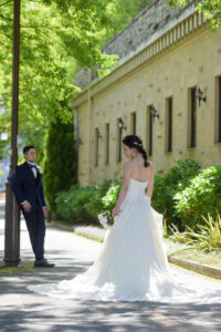 久屋大通庭園フラリエで洋装フォトウェディング　ウェディングドレスを着た花嫁の後ろ姿