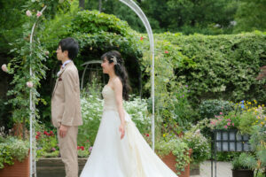 久屋大通庭園フラリエで洋装フォトウェディング　新郎の後ろからハグする新婦①　コマ撮り風写真