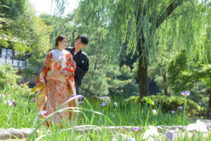 徳川園で和装ウェディングフォト　緑に囲まれて見つめ合う新郎新婦　愛知前撮り