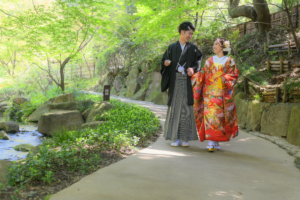 徳川園で和装ウェディングフォト　園内を散歩する新郎新婦　美しい日本庭園で前撮り