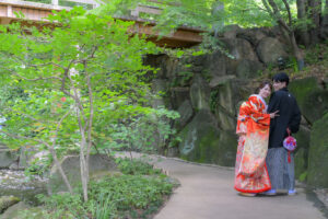 徳川園で和装ウェディングフォト　ピースサインをする花嫁　色打掛前撮り