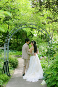 久屋大通庭園フラリエで洋装フォトウェディング　緑の中で見つめ合いショット　愛知でロケーションフォト