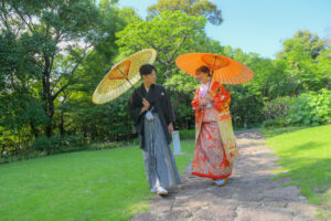 徳川園で和装ウェディングフォト　和傘を持って散歩する新郎新婦　新緑の徳川園