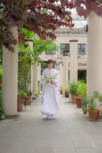 久屋大通庭園フラリエで和装フォトウェディング　ブーケを見つめる花嫁　白無垢前撮り