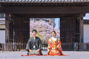 徳川園で和装ウェディングフォト　黒門の前で正座ショット　桜の季節に前撮り