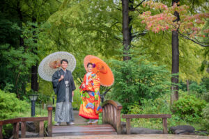 久屋大通庭園フラリエで名古屋和装前撮り　和傘を持つ新郎新婦