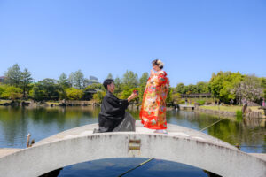 徳川園で和装ウェディングフォト　池にかかる橋の上でプロポーズ風ショット　人気の前撮りポーズ